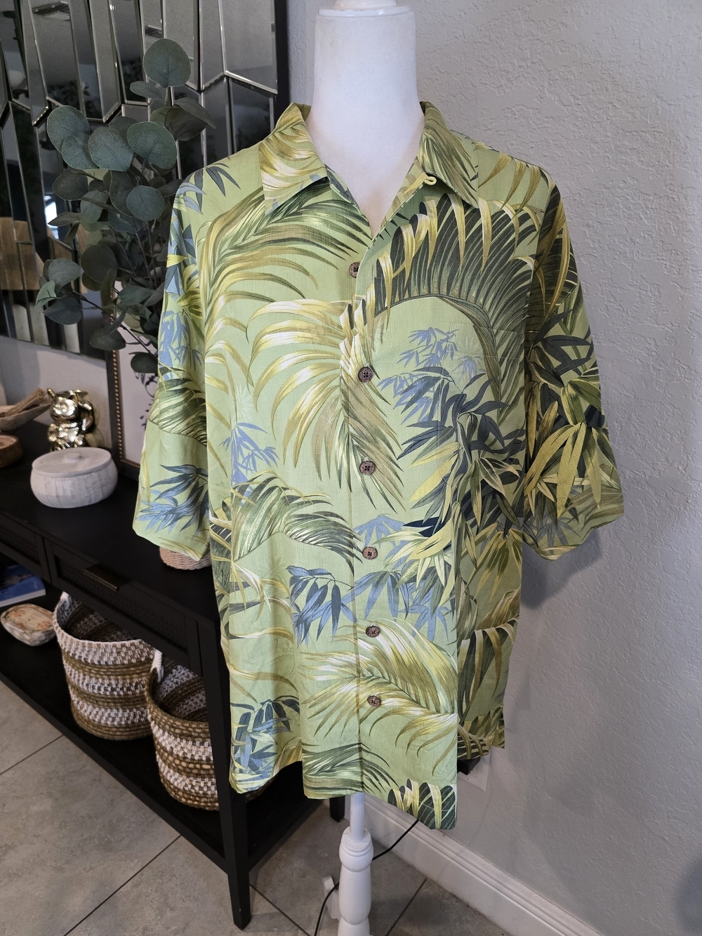 Tommy Bahama Men's Hawaiian Shirt 100% Silk Camp Floral Tropical Beach Loop L